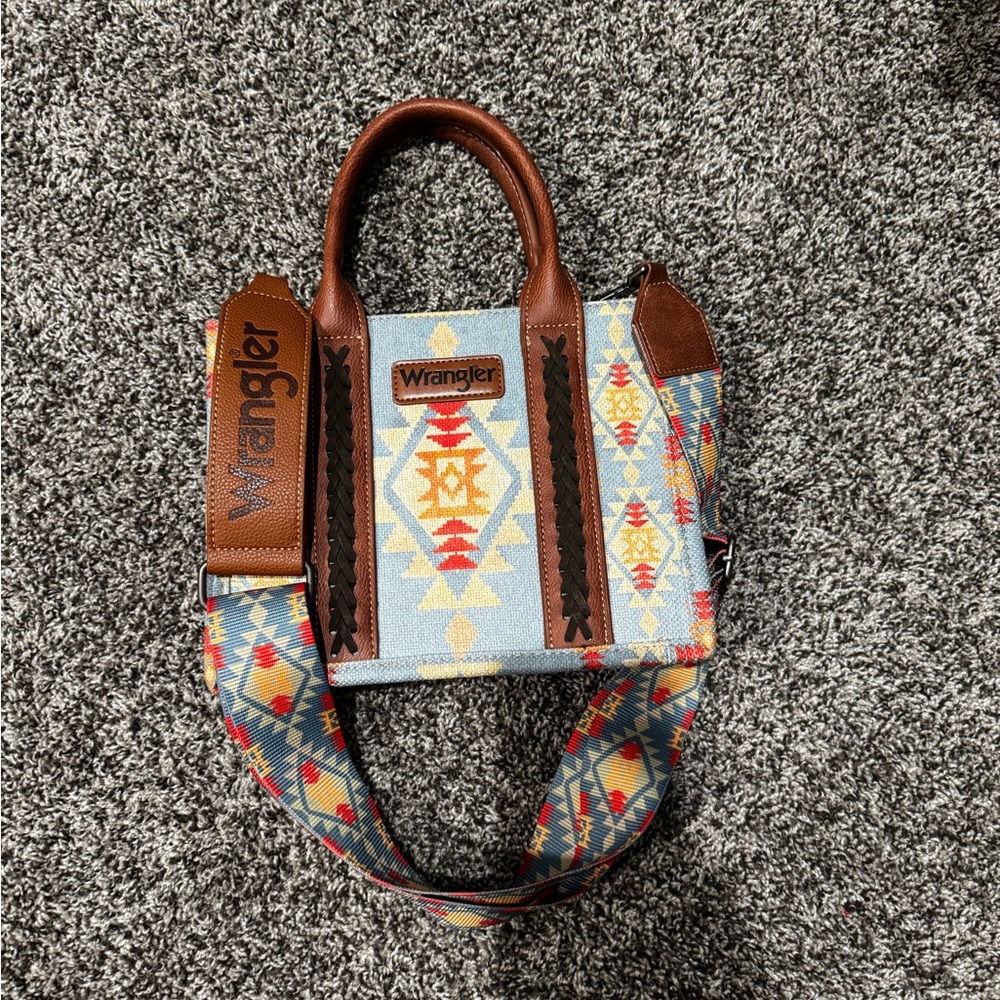 Wrangler Women's Aztec Pattern Purse - Picture 2 of 3